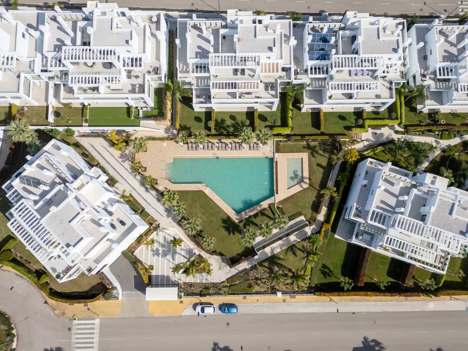 3 sypialnia Penthouse na sprzedaż w Estepona z basenem garażem - 1 000 000 € (Ref: 9777846)