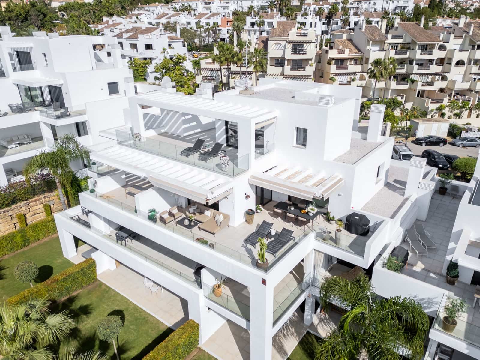 3 sypialnia Penthouse na sprzedaż w Estepona z basenem garażem - 1 000 000 € (Ref: 9777846)