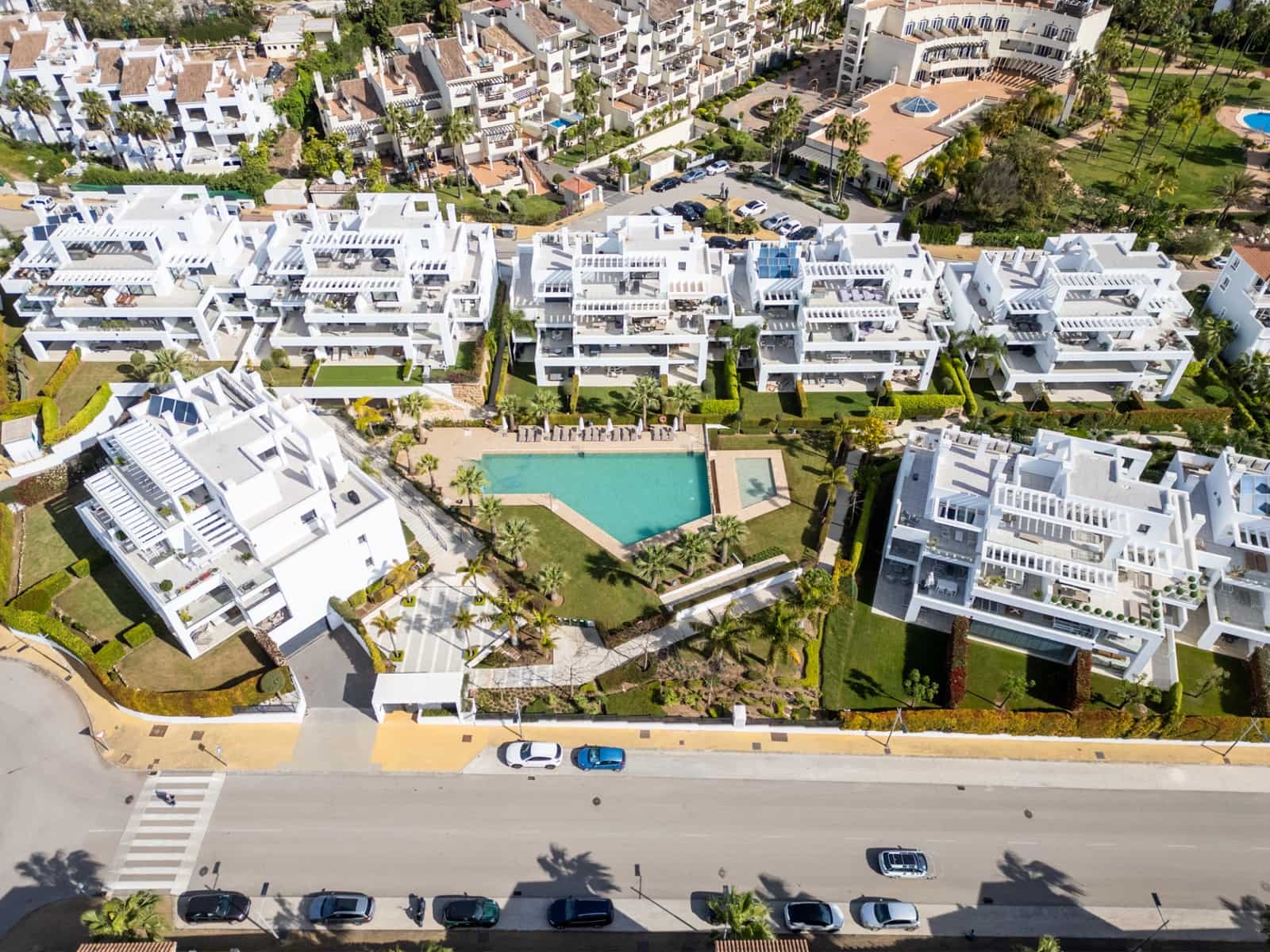 3 sypialnia Penthouse na sprzedaż w Estepona z basenem garażem - 1 000 000 € (Ref: 9777846)