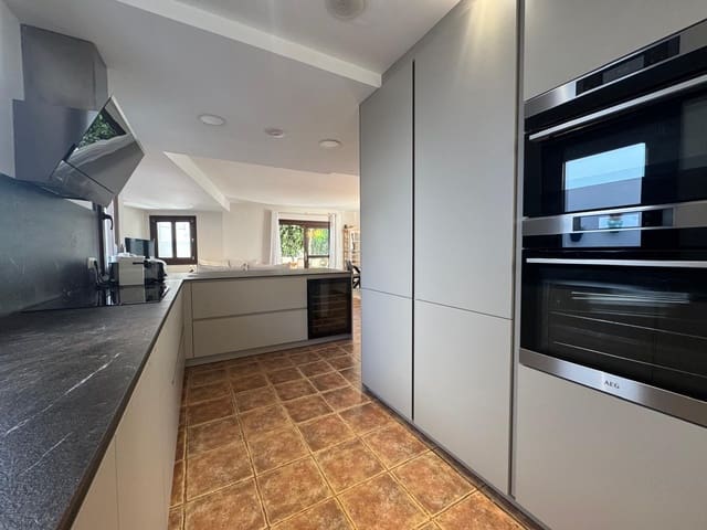 3 soveværelse Byhus til salg i El Paraiso, Estepona med swimmingpool garage - € 749.000 (Ref: 9807851)