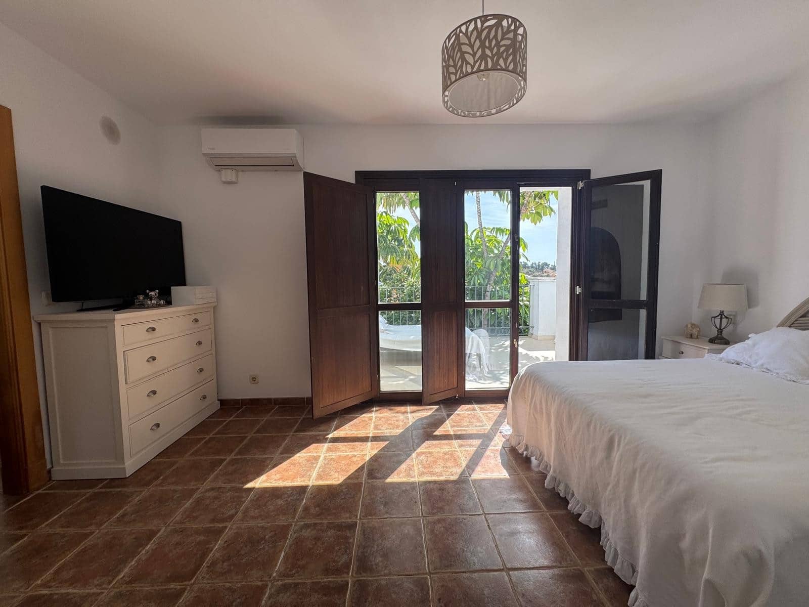 3 soveværelse Byhus til salg i El Paraiso med swimmingpool garage - € 749.000 (Ref: 9807851)