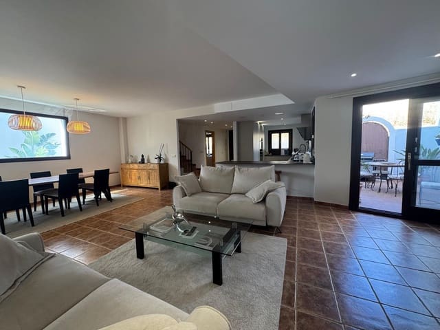 3 soveværelse Byhus til salg i El Paraiso, Estepona med swimmingpool garage - € 749.000 (Ref: 9807851)