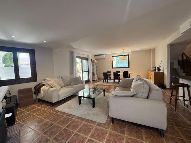 3 soveværelse Byhus til salg i El Paraiso, Estepona med swimmingpool garage - € 749.000 (Ref: 9807851)