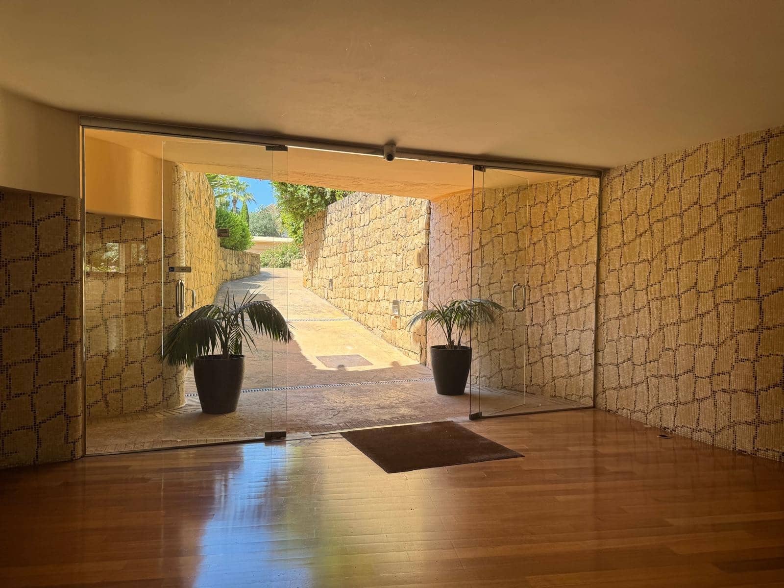 2 bedroom Apartment for sale in Marbella with pool garage - € 760,000 (Ref: 9824767)