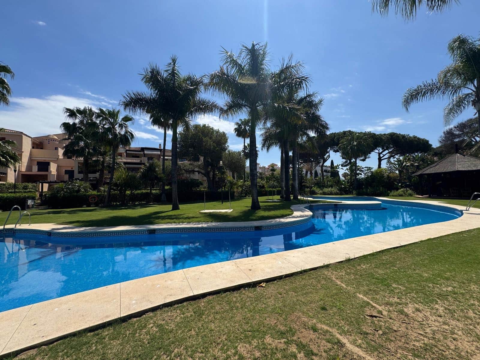 2 bedroom Apartment for sale in Marbella with pool garage - € 760,000 (Ref: 9824767)