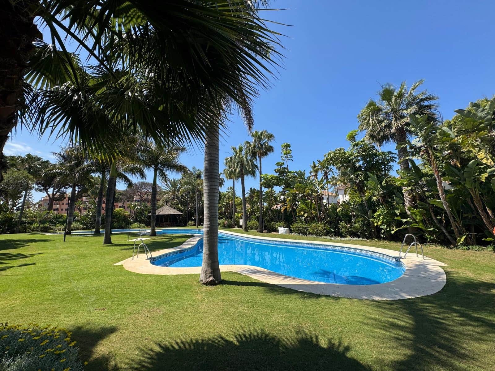 2 bedroom Apartment for sale in Marbella with pool garage - € 760,000 (Ref: 9824767)