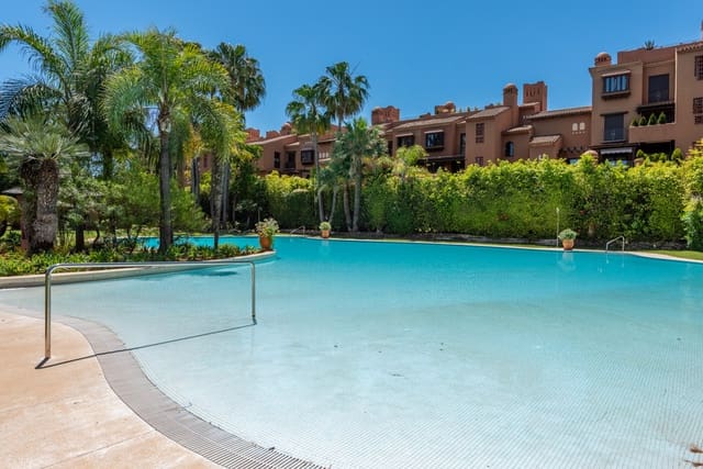 2 sovrum Lägenhet till salu i Atalaya-Isdabe, Estepona med pool garage - 590 000 € (Ref: 9833505)