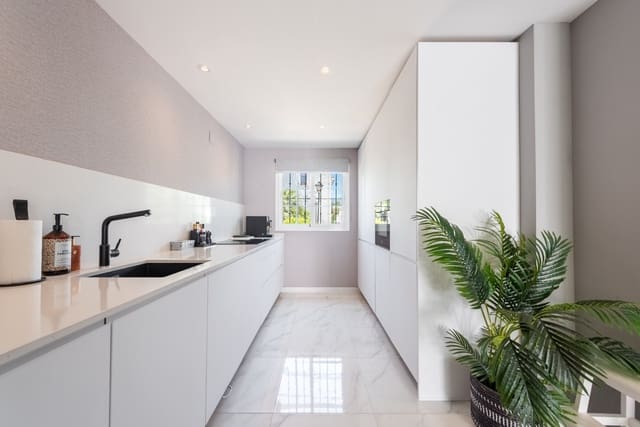3 makuuhuone Omakotitalo myytävänä paikassa Lomas De Marbella, Marbella mukana uima-altaan 
autotalli - 1 350 000 € (Ref: 9878226)