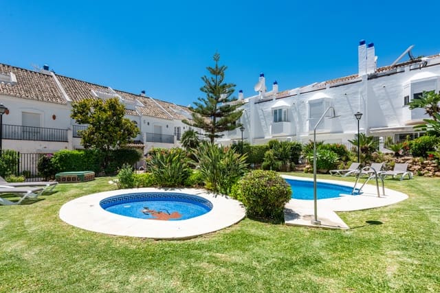 3 makuuhuone Omakotitalo myytävänä paikassa Lomas De Marbella, Marbella mukana uima-altaan 
autotalli - 1 350 000 € (Ref: 9878226)