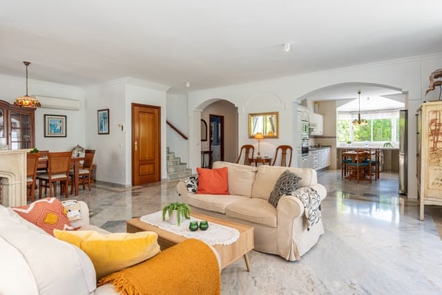 3 slaapkamer Villa te koop in Nueva Atalaya, Estepona met zwembad garage - € 1.095.000 (Ref: 9929003)