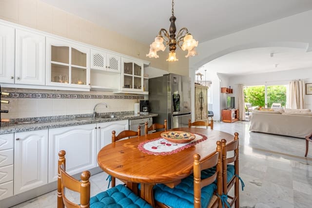 3 slaapkamer Villa te koop in Nueva Atalaya, Estepona met zwembad garage - € 1.095.000 (Ref: 9929003)