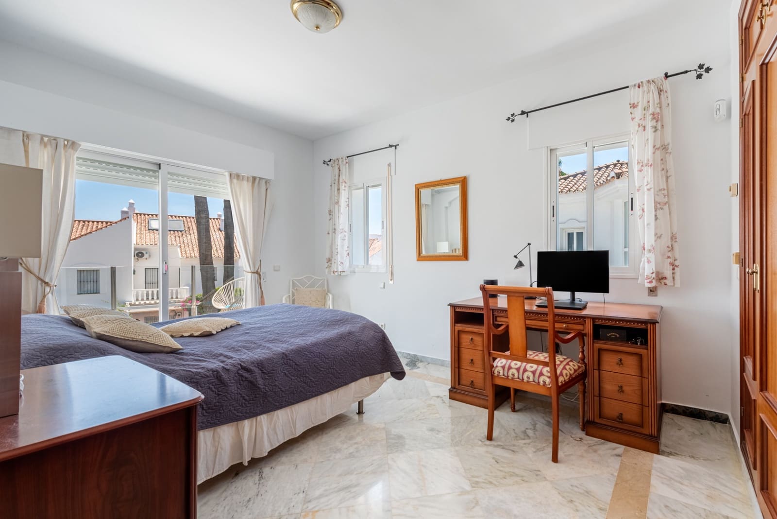 3 bedroom Villa for sale in New Golden Mile with pool garage - € 1,095,000 (Ref: 9929003)