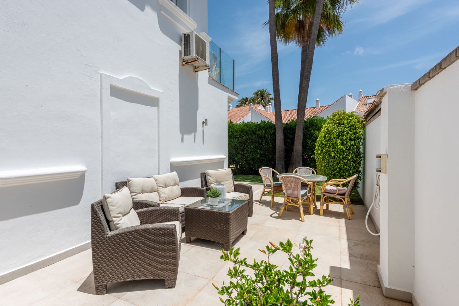 3 bedroom Villa for sale in New Golden Mile with pool garage - € 1,095,000 (Ref: 9929003)