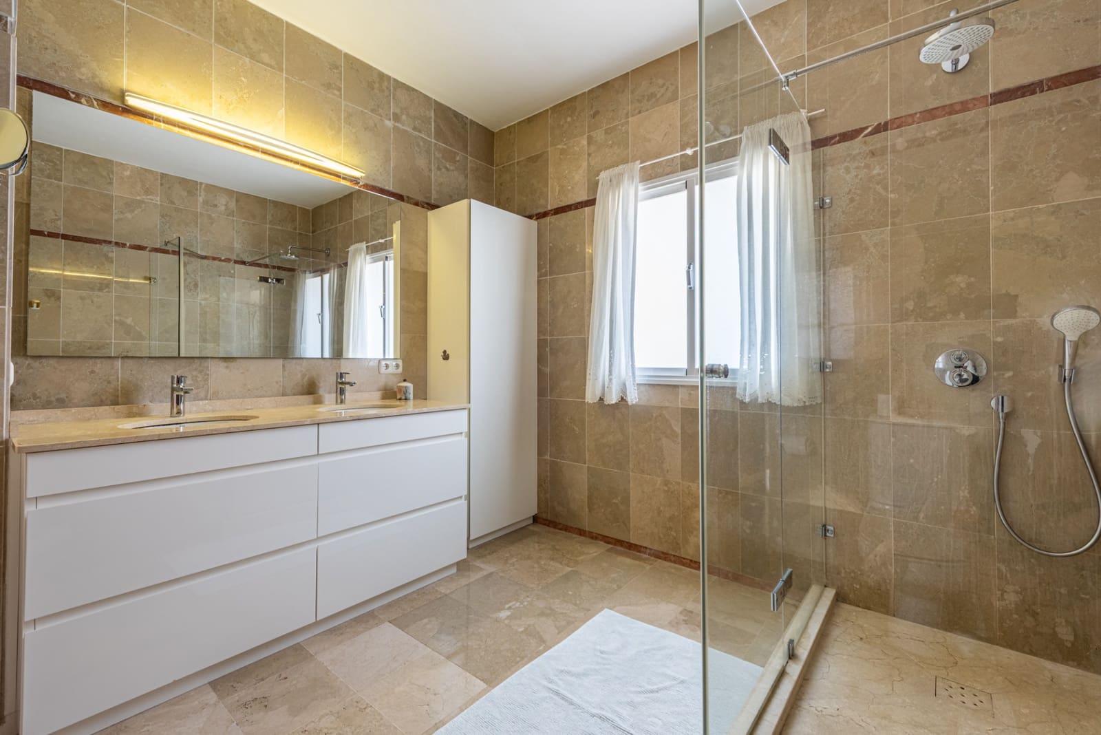 3 bedroom Villa for sale in New Golden Mile with pool garage - € 1,095,000 (Ref: 9929003)