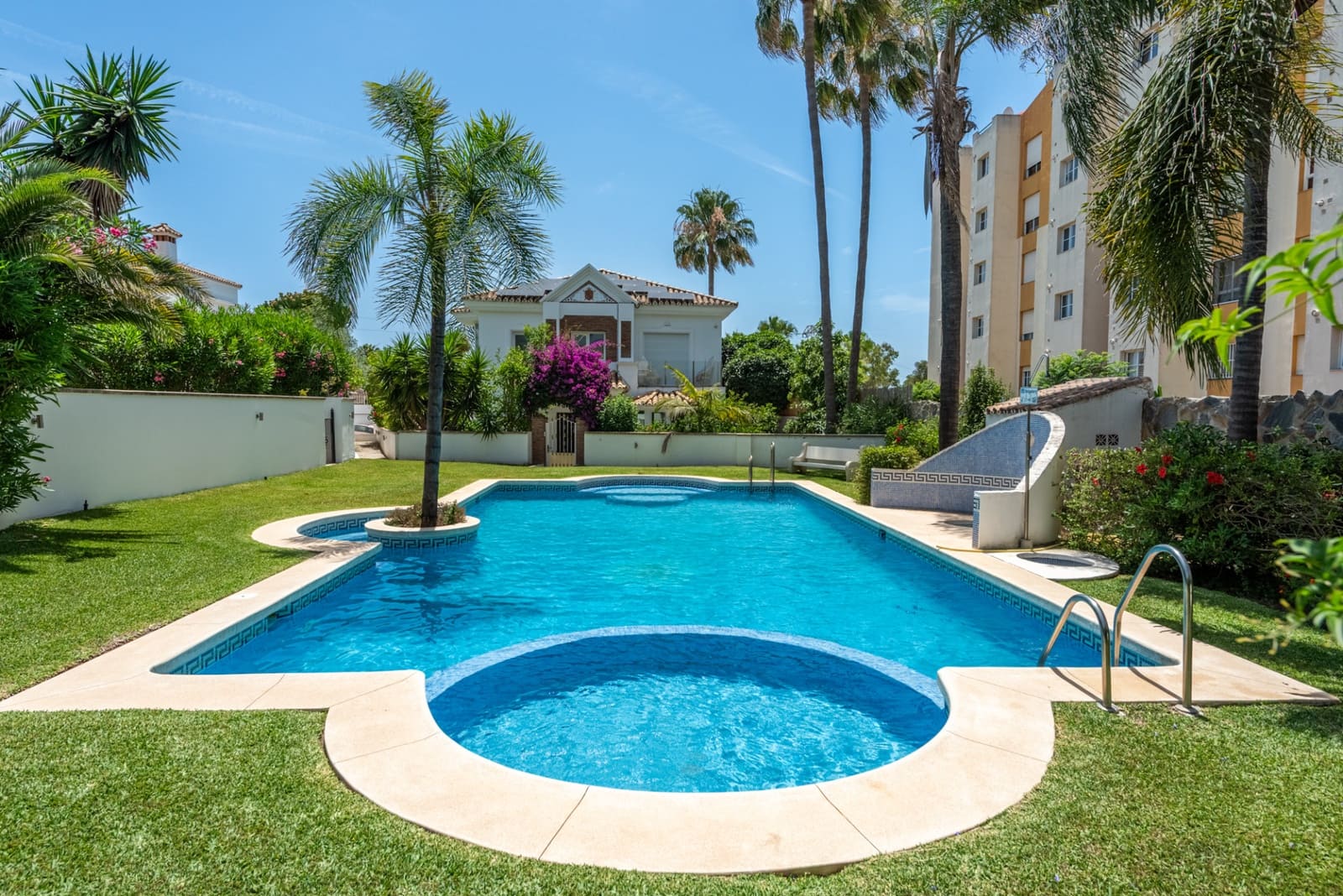 3 bedroom Villa for sale in New Golden Mile with pool garage - € 1,095,000 (Ref: 9929003)