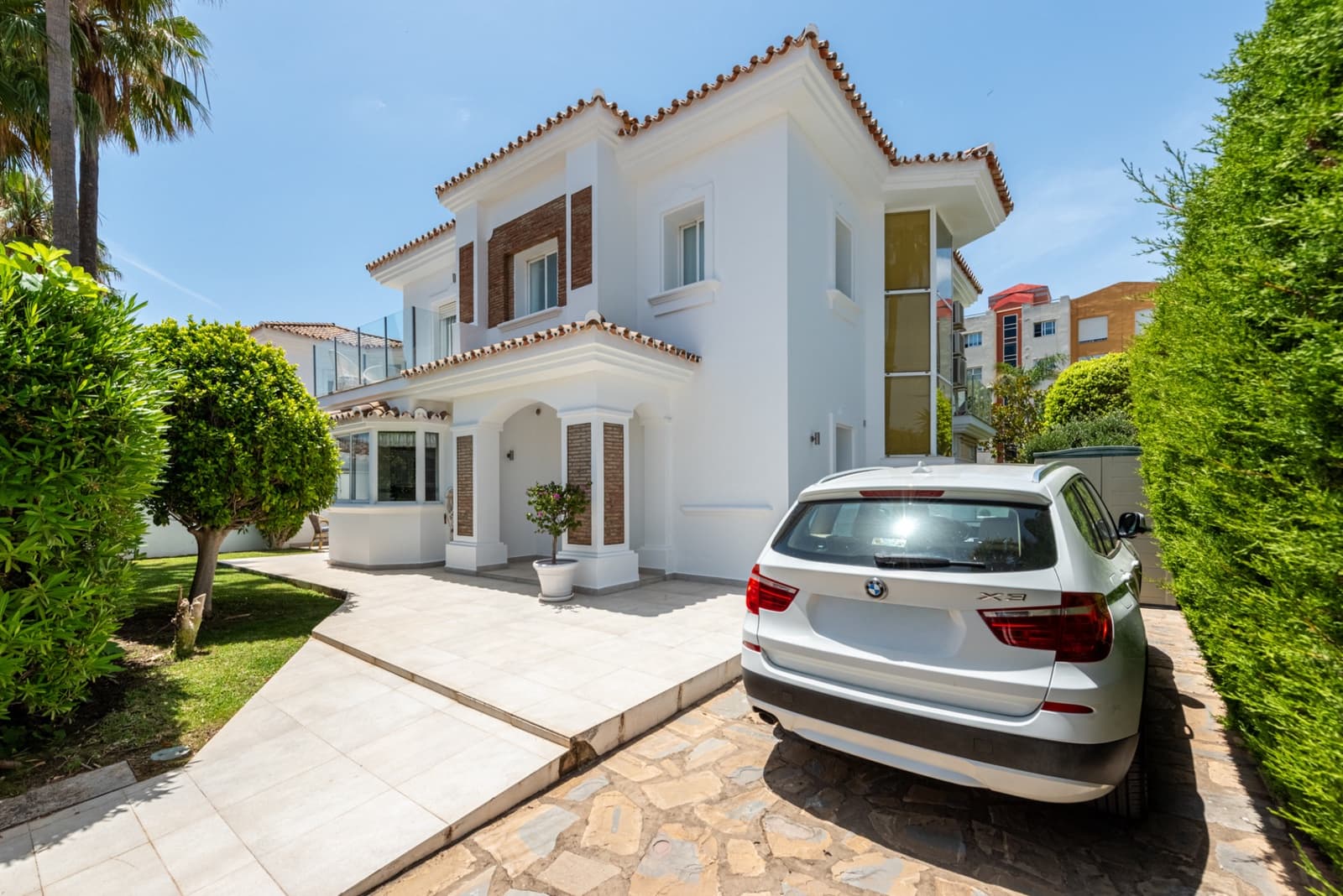 3 bedroom Villa for sale in New Golden Mile with pool garage - € 1,095,000 (Ref: 9929003)