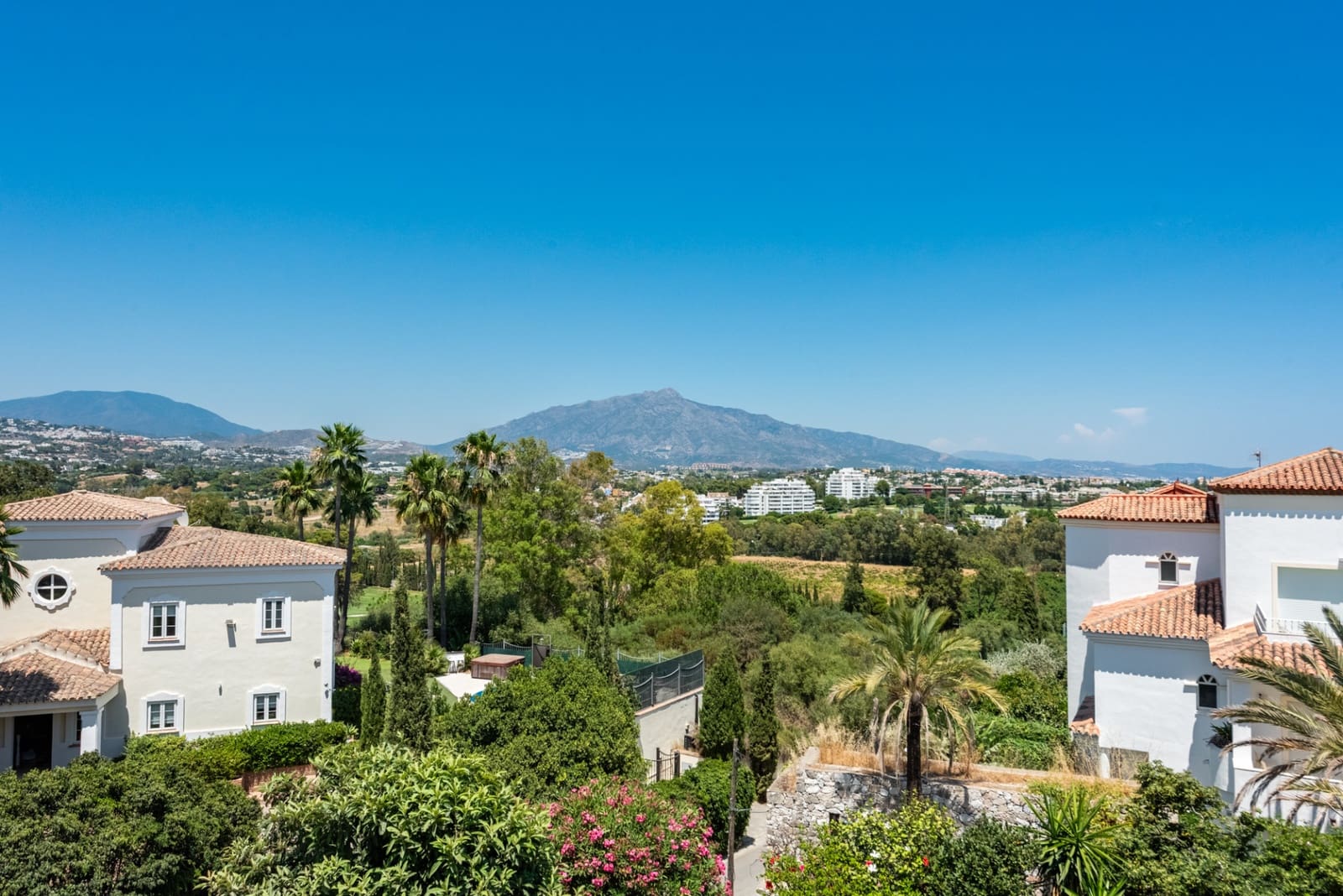 5 soveværelse Villa til salg i Estepona med swimmingpool garage - € 1.295.000 (Ref: 9947451)