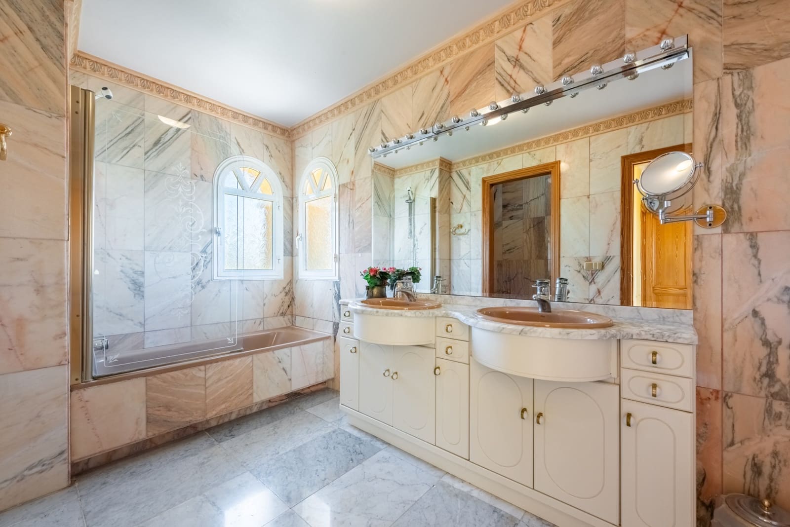 5 soveværelse Villa til salg i Estepona med swimmingpool garage - € 1.295.000 (Ref: 9947451)