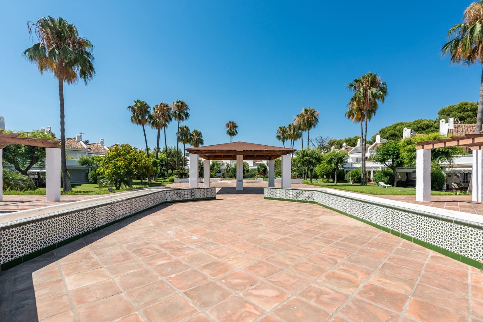 3 bedroom Townhouse for sale in Bel-Air with pool garage - € 550,000 (Ref: 9976907)