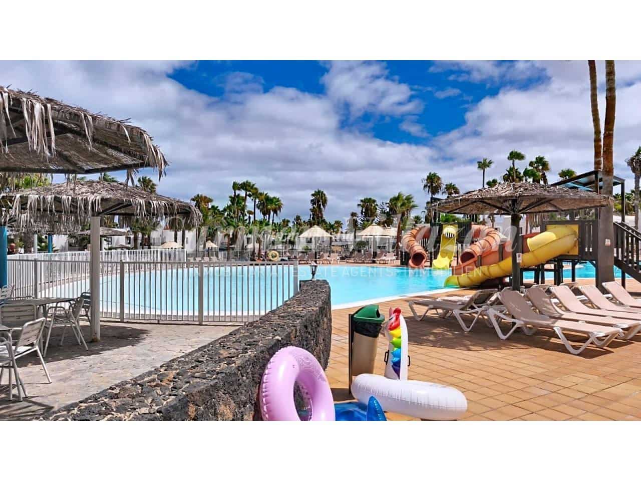 2 slaapkamer Appartement te koop in Corralejo met zwembad garage - € 230.000 (Ref: 10074788)