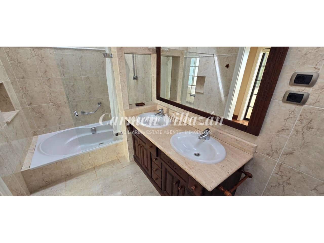 4 bedroom Villa for sale in Caleta de Fuste - € 499,000 (Ref: 10127543)