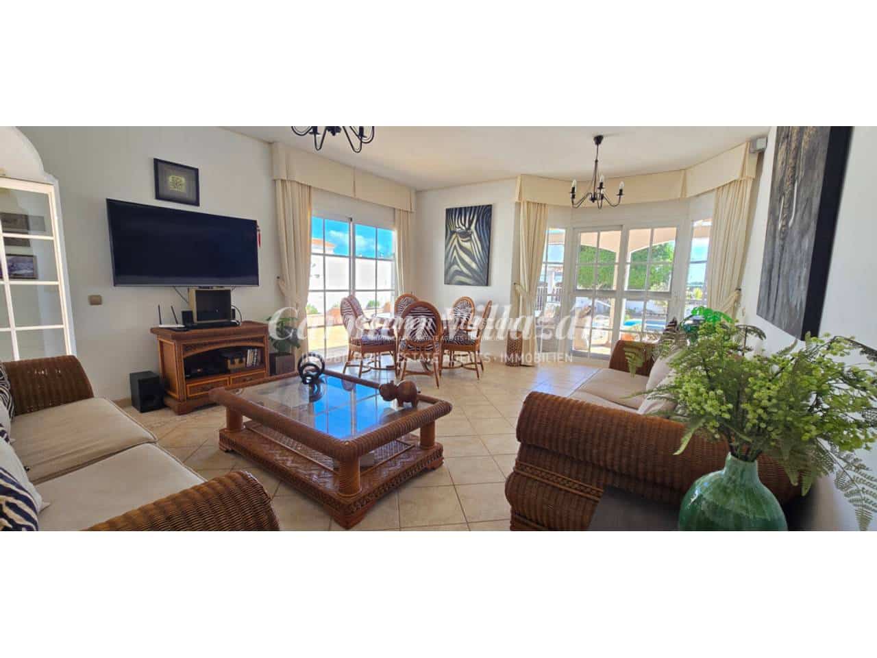 4 bedroom Villa for sale in Antigua with pool garage - € 485,000 (Ref: 10168044)