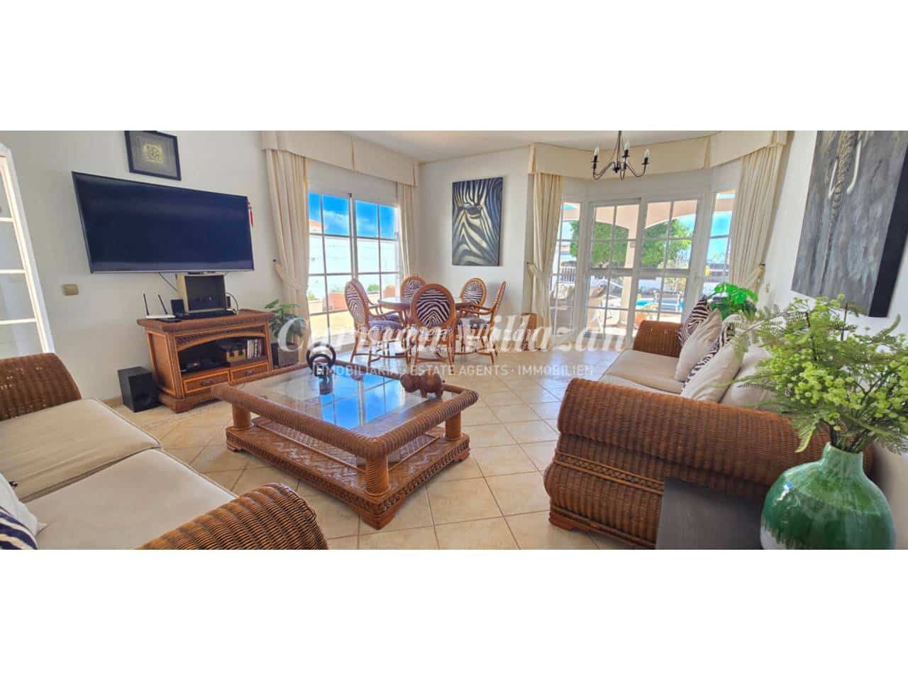 4 bedroom Villa for sale in Antigua with pool garage - € 485,000 (Ref: 10168044)