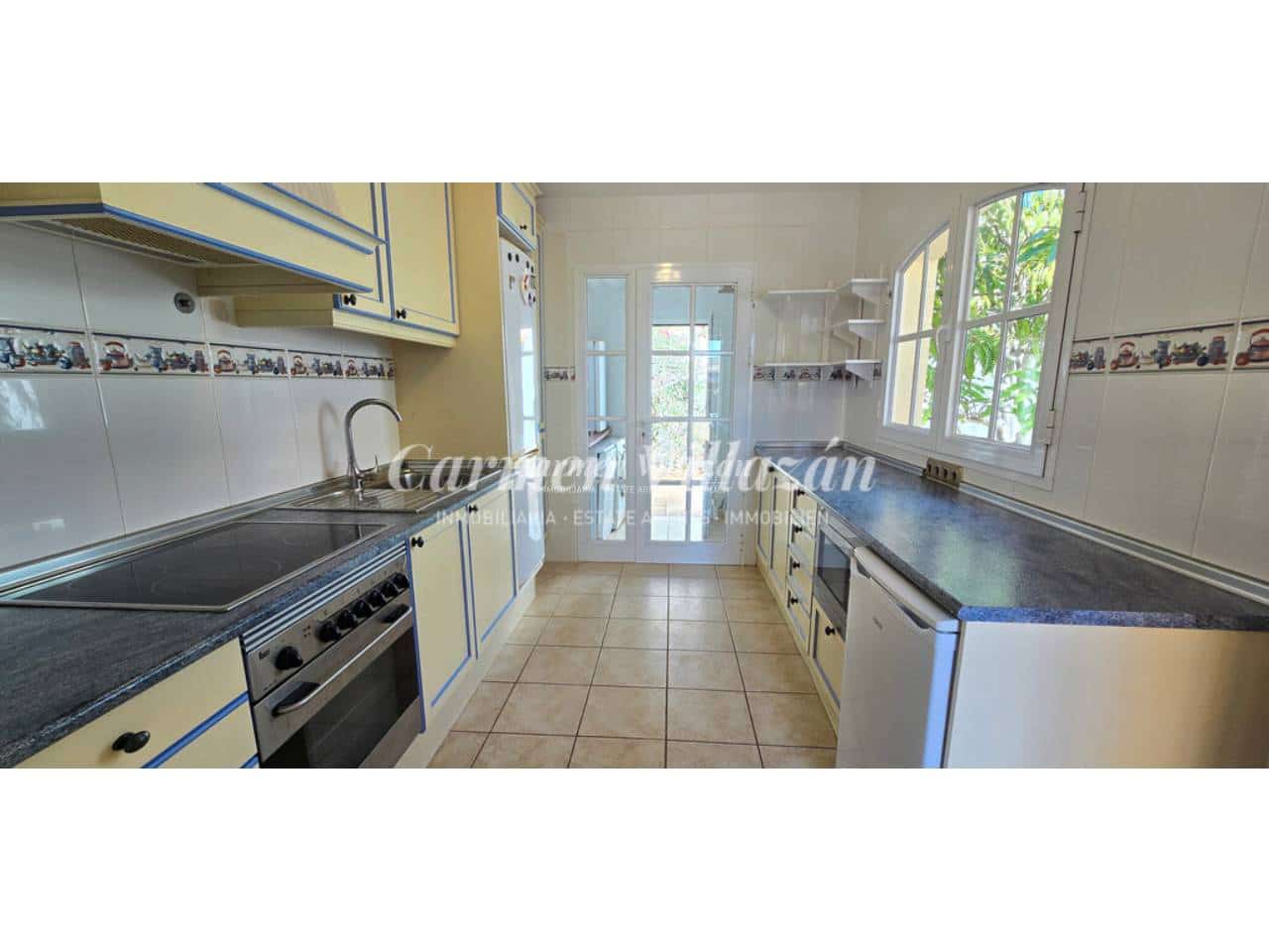 4 bedroom Villa for sale in Antigua with pool garage - € 485,000 (Ref: 10168044)