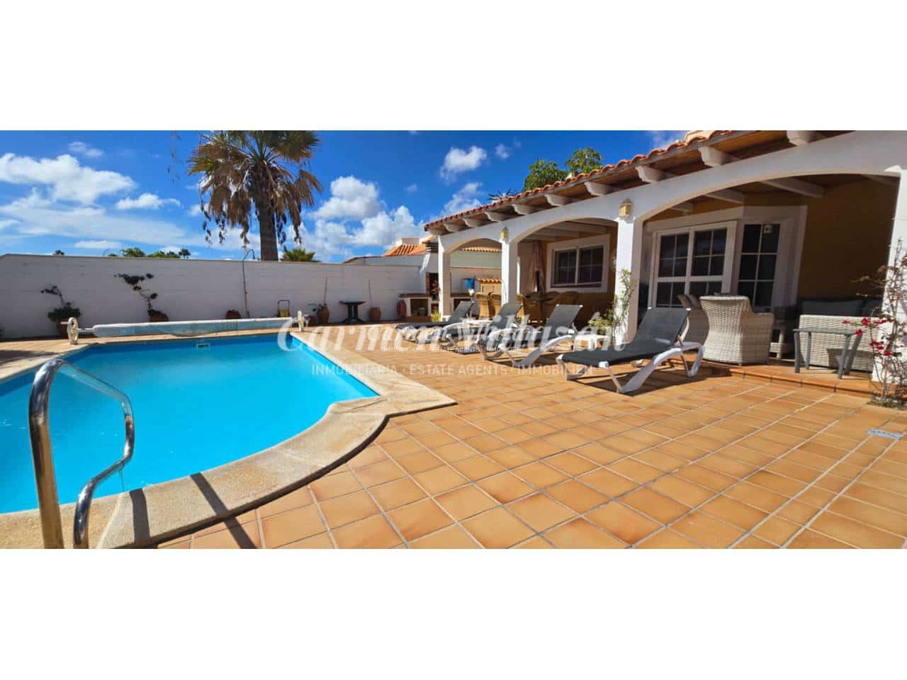 4 bedroom Villa for sale in Antigua with pool garage - € 485,000 (Ref: 10168044)