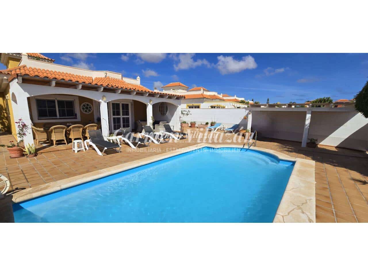 4 bedroom Villa for sale in Antigua with pool garage - € 485,000 (Ref: 10168044)
