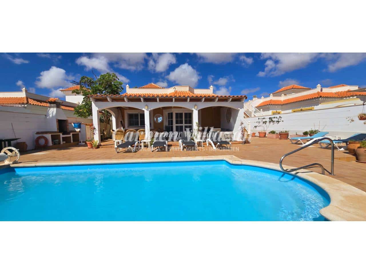 4 bedroom Villa for sale in Antigua with pool garage - € 485,000 (Ref: 10168044)