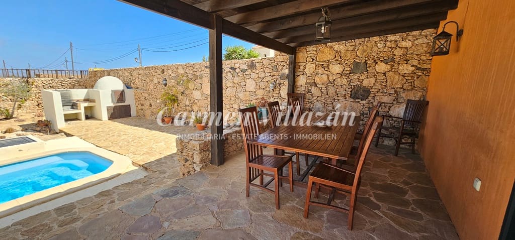 2 soveværelse Finca/Landehus til salg i Tuineje med swimmingpool - € 395.000 (Ref: 8344159)