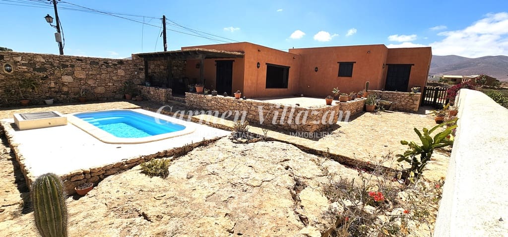 2 soveværelse Finca/Landehus til salg i Tuineje med swimmingpool - € 395.000 (Ref: 8344159)