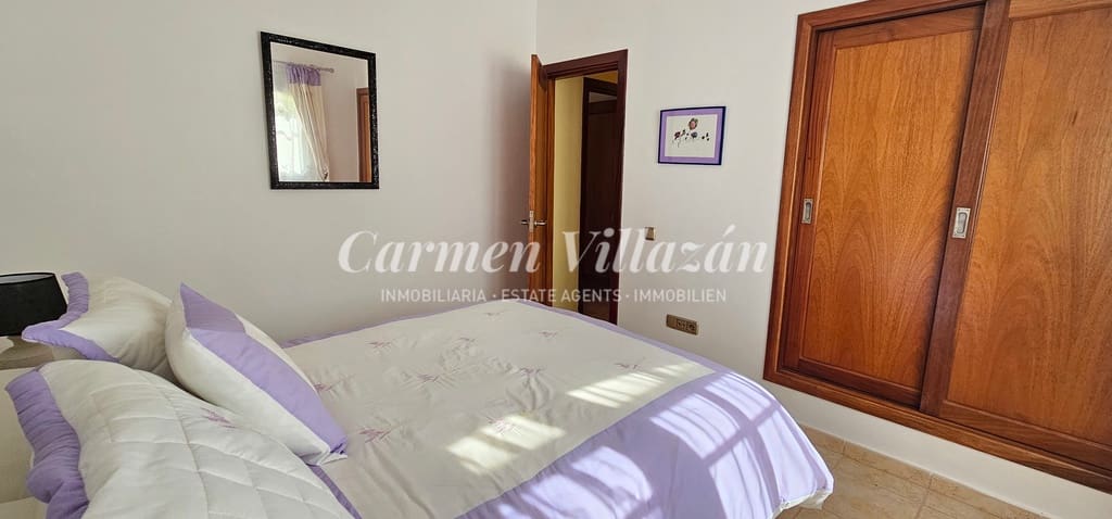 4 bedroom Villa for sale in Caleta de Fuste with pool - € 450,000 (Ref: 8637408)