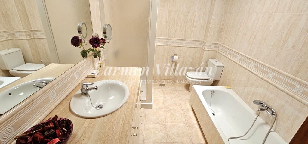 4 bedroom Villa for sale in Caleta de Fuste with pool - € 450,000 (Ref: 8637408)