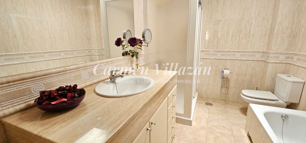 4 bedroom Villa for sale in Caleta de Fuste with pool - € 450,000 (Ref: 8637408)