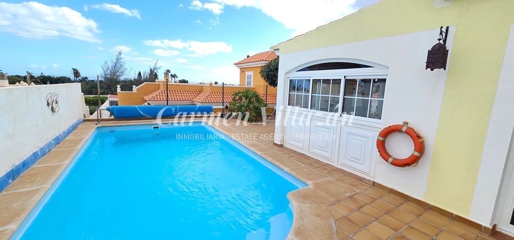 4 bedroom Villa for sale in Caleta de Fuste with pool - € 450,000 (Ref: 8637408)