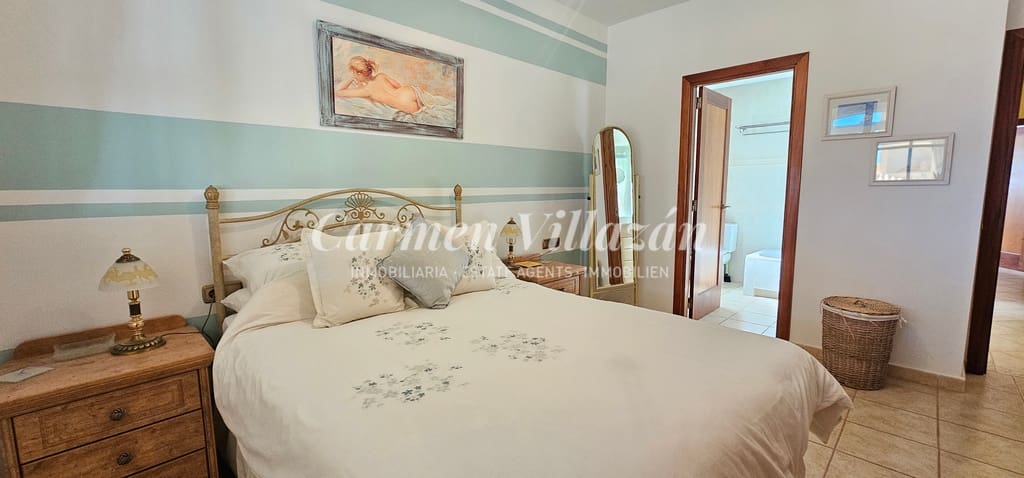 4 bedroom Villa for sale in Caleta de Fuste with pool - € 450,000 (Ref: 8637408)