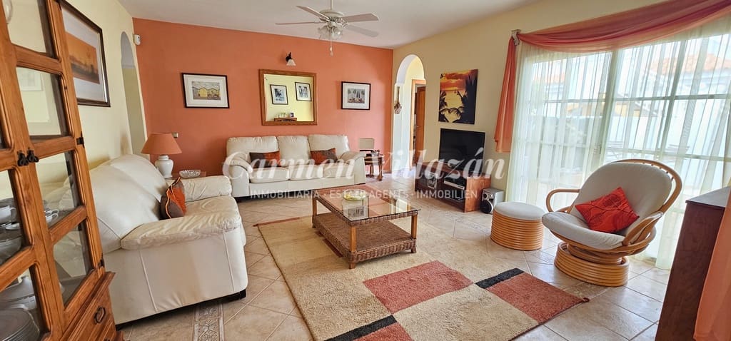 4 bedroom Villa for sale in Caleta de Fuste with pool - € 450,000 (Ref: 8637408)