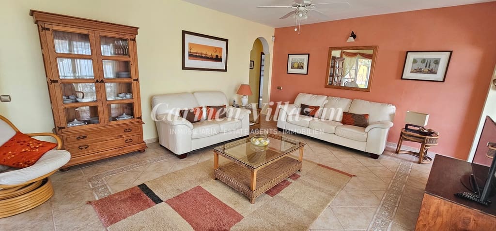 4 bedroom Villa for sale in Caleta de Fuste with pool - € 450,000 (Ref: 8637408)