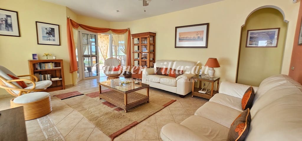 4 bedroom Villa for sale in Caleta de Fuste with pool - € 450,000 (Ref: 8637408)