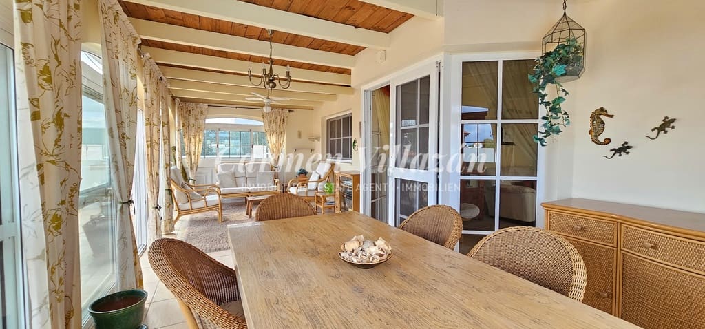 4 bedroom Villa for sale in Caleta de Fuste with pool - € 450,000 (Ref: 8637408)