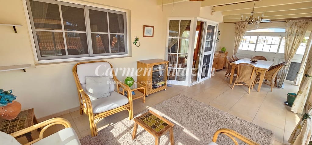 4 bedroom Villa for sale in Caleta de Fuste with pool - € 450,000 (Ref: 8637408)