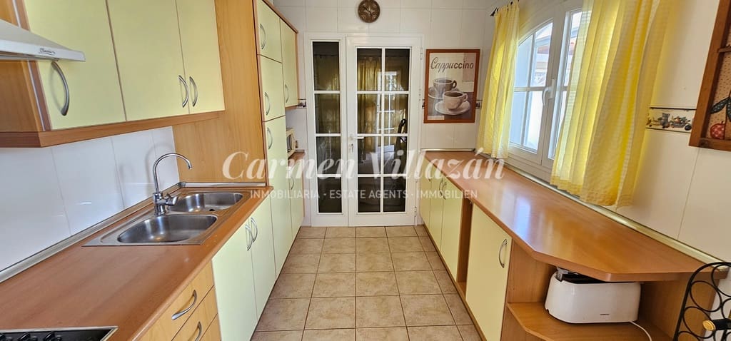 4 bedroom Villa for sale in Caleta de Fuste with pool - € 450,000 (Ref: 8637408)