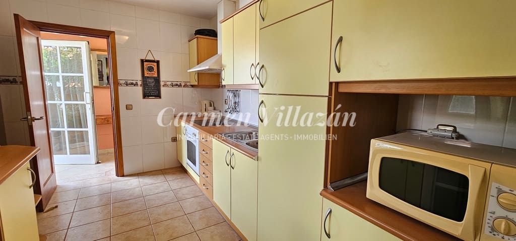 4 bedroom Villa for sale in Caleta de Fuste with pool - € 450,000 (Ref: 8637408)