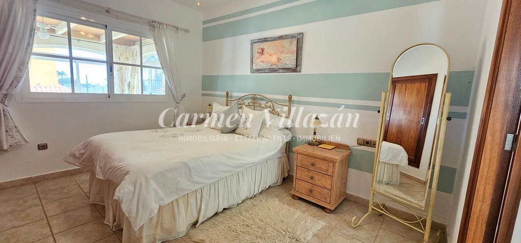 4 bedroom Villa for sale in Caleta de Fuste with pool - € 450,000 (Ref: 8637408)