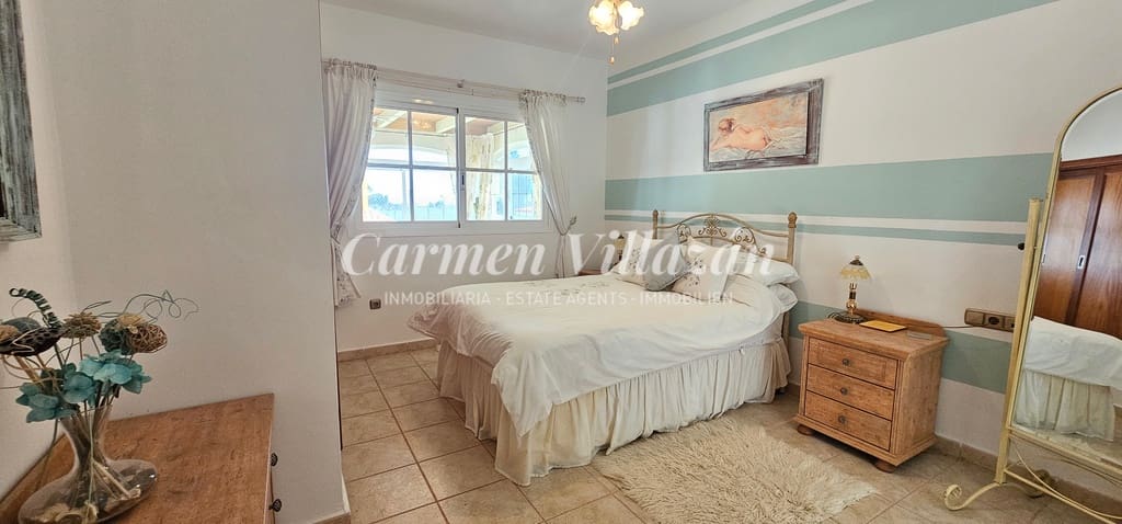 4 bedroom Villa for sale in Caleta de Fuste with pool - € 450,000 (Ref: 8637408)