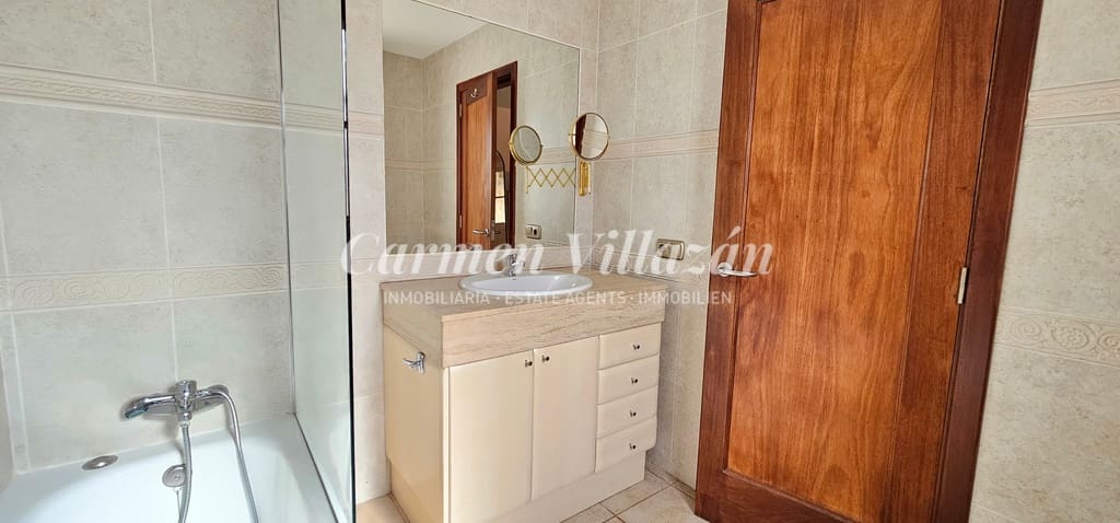 4 bedroom Villa for sale in Caleta de Fuste with pool - € 450,000 (Ref: 8637408)