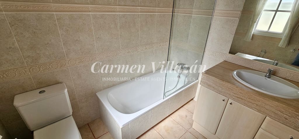 4 bedroom Villa for sale in Caleta de Fuste with pool - € 450,000 (Ref: 8637408)