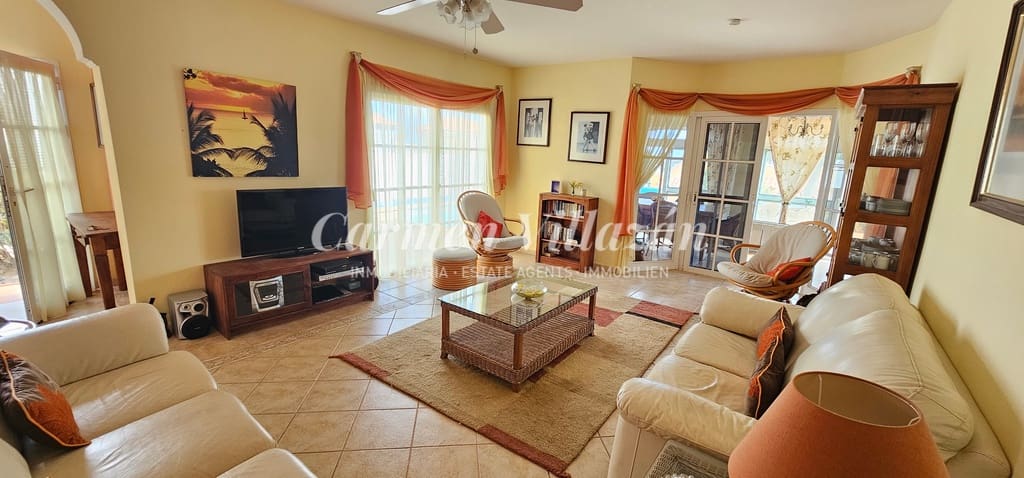 4 bedroom Villa for sale in Caleta de Fuste with pool - € 450,000 (Ref: 8637408)